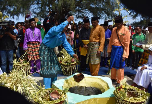 Dihadiri Plt Gubernur Riau, Ritual Mandi Safar Di Pantai Tanjung Lapin Meriah